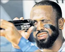  ?? AP ?? I SPY: Jose Reyes checks out his bat before the Mets’ 16-5 rout of the Braves on Wednesday night.