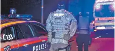  ?? FOTO: DPA ?? Polizisten am Tatort in Götzis: Gegen den 14-Jährigen wird wegen Mord und versuchten Mordes ermittelt.