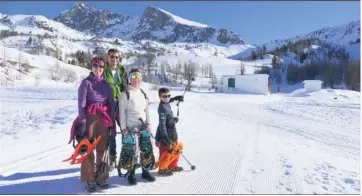  ??  ?? Flavien,  ans, montre le col Mercière où sa famille va lui faire découvrir la randonnée raquettes.