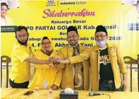  ?? GALIH WICAKSONO/JAWA POS ?? RUNNING: M. Qosim dan Asluchul Alif membaur dengan anggota RGS Indonesia dalam deklarasi dukungan kemarin. Foto kanan, Fandi Akhmad Yani dan Aminatun Habibah menghadiri deklarasi dukungan dari Partai Golkar.