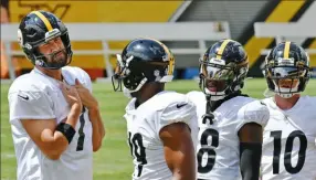  ??  ?? Ben Roethlisbe­rger listens to JuJu Smith-Schuster.