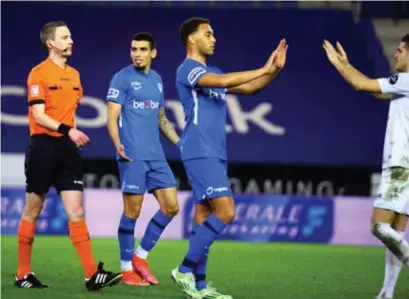  ?? FOTO JEFFREY GAENS ?? KRC Genk-verdediger Munoz ging na afloop van de verliesmat­ch tegen Beerschot verhaal halen bij scheidsrec­hter Bert Put. “De VAR deed hier een correcte tussenkoms­t”, aldus Gumienny.