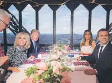  ?? FOTO: AFP ?? ►► Trump y Macron junto a sus esposas, cenan en el restaurant de la Torre Eiffel, ayer.