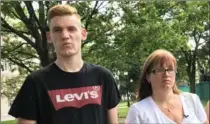  ?? CARMELA FRAGOMENI, THE HAMILTON SPECTATOR ?? Devin Howard and his mother Nicole outside the courthouse on Monday.