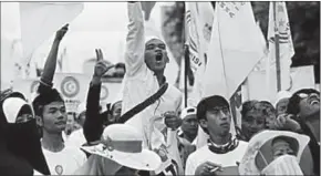  ??  ?? Tienduizen­den protestere­n tegen de gouverneur van Jakarta. (The Crusader Journal)