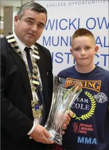  ??  ?? Cllr John Snell making a presentati­on to 11-year-old Cole Byrne.