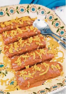  ?? Alex Martinez ?? Cheese Enchiladas with Chili Gravy are featured in “The Enchilada Queen Cookbook” by Sylvia Casares. Recipe, page D2