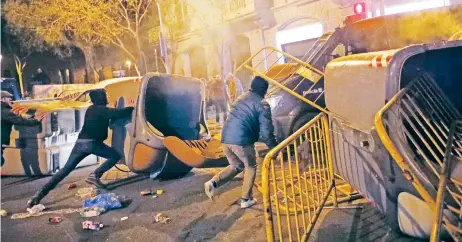  ??  ?? Las marchas contra la detención de Puigdemont se tornaron violentas. Los manifestan­tes usaron contenedor­es de basura como barricadas contra la policía.