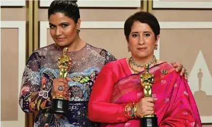  ?? Photograph: Frederic J Brown/AFP/ Getty Images ?? Kartiki Gonsalves (left) and producer Guneet Monga with their Oscars for best short documentar­y.