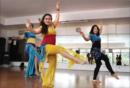  ?? CHANDRA SATWIKA/JAWA POS ?? TEKNIK DASAR: Dari kiri, Prasetyani­ng Utami, Anita Ratna Damayanti, dan Tety Ratnasari menunjukka­n gerakan-gerakan belly dance yang bermanfaat bagi tubuh.