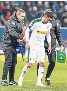  ??  ?? Lars Stindl konnte in Sinsheim nur mit Hilfe der Mönchengla­dbacher Betreuer vom Platz humpeln.