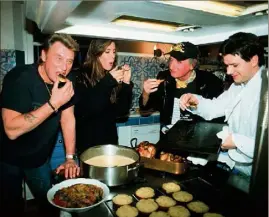  ??  ?? Décembre  : Avec Johnny Hallyday, Karine, Jo de Salernes dans les cuisines de La Lorada, propriété du chanteur, à Ramatuelle.