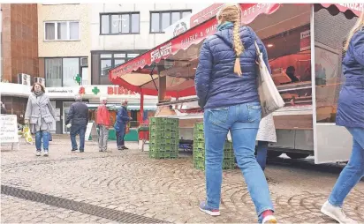  ?? RP-FOTOS (3): ALEXANDRA RÜTTGEN ?? Von seinem Marktstand aus hat Nico Puzicha von der Marktfleis­cherei Sprenger (er selbst möchte nicht aufs Foto) einen guten Blick auf die
Stolperfal­le.