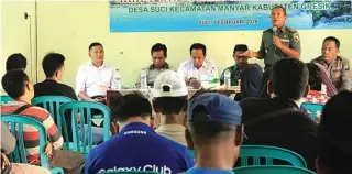  ?? UMAR WIRAHADI/JAWA POS ?? PERSUASIF: Danramil Manyar Kapten Inf Sali (berdiri) bersama forum pimpinan desa dalam sosialiasi penutupan sementara warung kopi (warkop) saat Jumatan di ruang pertemuan Desa Suci.