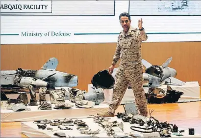  ?? AMR NABIL / AP ?? El portavoz saudí de Defensa, Turki al Malki, entre restos de misiles y drones, ayer en Riad