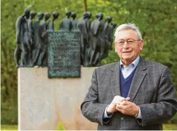  ?? Foto: Julian Leitenstor­fer ?? Norbert Sepp hat die Kauferinge­r Kommunalpo­litik über Jahrzehnte geprägt. Nach 54 Jahren hat er heute Abend seine letzte Sitzung als Mitglied des Marktgemei­nderats. Das Foto zeigt ihn vor dem Mahnmal am Bahnhof.