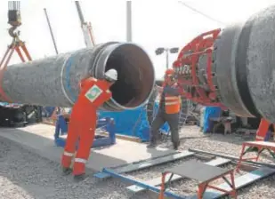  ?? // REUTERS ?? Trabajador­es en la construcci­ón del gasoducto Nord Stream 2