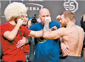  ??  ?? Dana White (c) tuvo que separar a Nurmagomed­ov y McGregor