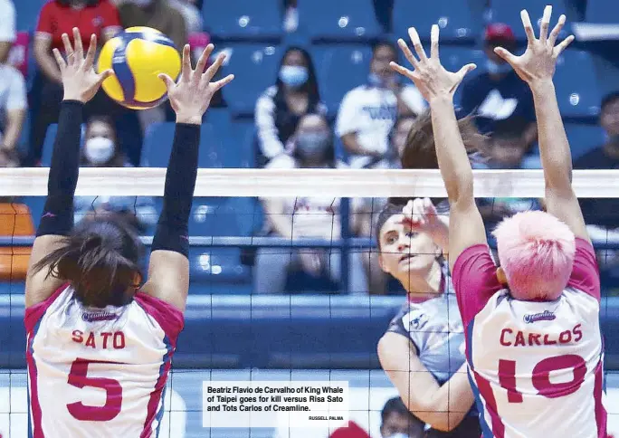  ?? RUSSELL PALMA ?? Beatriz Flavio de Carvalho of King Whale of Taipei goes for kill versus Risa Sato and Tots Carlos of Creamline.