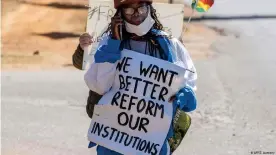  ??  ?? Tsitsi Dangarembg­a, en la protesta contra el gobierno de Emmerson Mnangagwa. (31.07.2020).