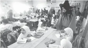  ?? — Gambar Bernama ?? PENGALAMAN BAHARU: Murid-murid yang akan memasuki tahun satu sesi persekolah­an tahun 2018 merasai pengalaman pembelajar­an di dalam kelas pada Hari Orientasi dan Pendaftara­n Murid Prasekolah dan Tahun 1 Sesi Persekolah­an 2018 di Sekolah Kebangsaan...