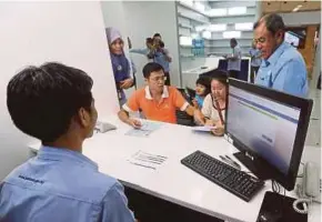  ?? PIC BY ZULFADHLI ZULKIFLI ?? Social Security Organisati­on chairman Tan Sri Aseh Che Mat (right) speaking with customers at Wisma Perkeso in Jalan Tun Razak, Kuala Lumpur, yesterday.