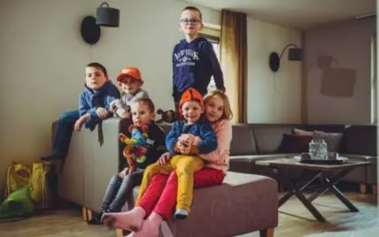  ?? FOTO RAYMOND LEMMENS ?? Tiele in het vakantiehu­isje. Aan speelkamer­aadjes zal hij geen gebrek hebben.