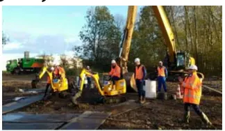  ?? FOTO RR ?? Minister Weyts en zijn Nederlands­e collega Cora van Nieuwenhui­zen besturen een graafmachi­ne op de plek van de nieuwe zeesluis in Terneuzen.