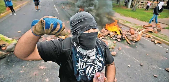  ??  ?? Cientos de personas mantenían hasta ayer bloqueos en carreteras en la capital y otras ciudades del país centroamer­icano.