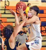  ?? JIM THOMPSON/JOURNAL ?? Santa Fe High’s Cody Garcia tries to stop Los Lunas’ Josiah Navarro on a drive Wednesday night at Los Lunas High School.