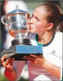  ?? AP PHOTO ?? Jelena Ostapenko kisses the women’s singles title after her victory Saturday.