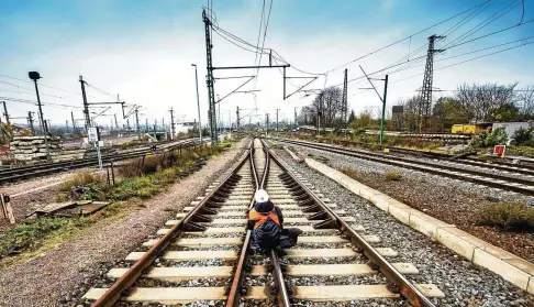  ?? FOTO: SASCHA FROMM ?? Der ICE-Knoten in Erfurt wird am Wochenende komplett für den Zugverkehr gesperrt. Neue Software und Signaltech­nik muss installier­t werden. Das Foto zeigt den Streckenab­schnitt während einer Sperrung  .