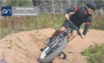  ?? - Acadie Nouvelle: Réal Fradette ?? Éric Léger négocie habilement l’une des courbes de la nouvelle piste de vélo de montagne, au Club plein air de Caraquet.