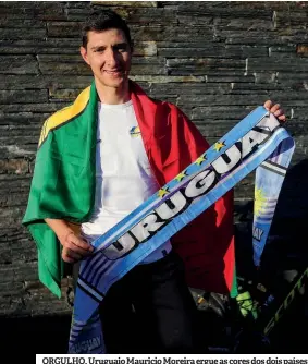  ?? ?? ORGULHO. Uruguaio Mauricio Moreira ergue as cores dos dois países