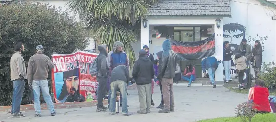  ?? FOTOREPORT­ER ?? Toma. Manifestan­tes mapuches ayer en la intendenci­a de El Bolsón colgando banderas y tomando los pasillos.