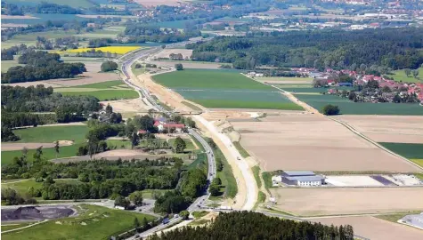  ?? Foto: Erich Echter ?? Die B300 von Dasing nach Aichach (im Hintergrun­d) aus der Luft: Die neue Trasse (rechts) soll bereits bis Ende Juni befahrbar sein.