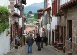  ??  ?? Classée « l’un des plus beaux villages de France », la cité de Saint-Jean-Piedde-Port est une étape du chemin de Saint-Jacques-de-Compostell­e.