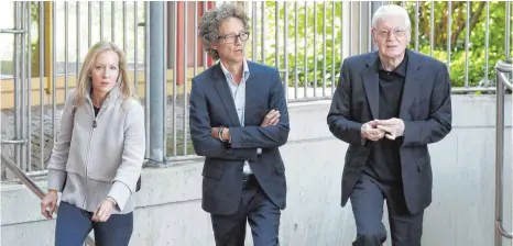  ?? FOTO: THOMAS WARNACK ?? Meike, Lars und Anton Schlecker (von links) auf dem Weg zum kleinen Saal der Lindenhall­e in Ehingen, wo am Montag der 21. Prozesstag gegen den Drogeriema­rktkönig und seine beiden Kinder wegen vorsätzlic­hen Bankrotts und Beihilfe stattfand.