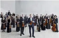  ??  ?? Das Zürcher Kammerorch­ester und sein neuer Chef DANIEL HOPE