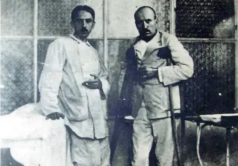  ??  ?? Mussolini (a destra) in ospedale a Milano con un altro ricoverato. Era rimasto ferito in guerra il 23 febbraio 1917