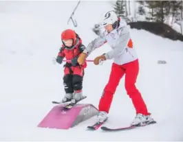  ?? FOTO: JARLE R. MARTINSEN ?? Fadri og Tone Snerthamme­r i bakken på Bortelid påskeaften. Da var det småregn i lufta så de hadde god plass å renne på.