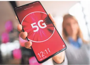  ?? FOTO: FEDERICO GAMBARINI/DPA ?? Wer den neuen Mobilfunks­tandard 5G nutzen will, braucht dafür einen entspreche­nden Vertrag mit einem Anbieter und ein neueres Smartphone-Modell.