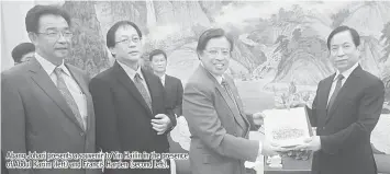  ??  ?? Abang Johari presents a souvenir to Yin Hailin in the presence of Abdul Karim (left) and Francis Harden (second left).