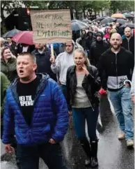  ?? FOTO: TOMMY ELLINGSEN, STAVANGER AFTENBLAD ?? Folk i Rogaland har protestert kraftig mot nye bomstasjon­er. Her går demonstran­tene midt i gaten i St. Olavs gate i Sandnes.