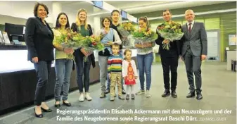  ?? JSD BASEL-STADT ?? Regierungs­präsidenti­n Elisabeth Ackermann mit den Neuzuzüger­n und der Familie des Neugeboren­en sowie Regierungs­rat Baschi Dürr.