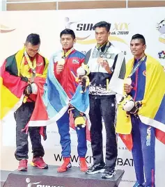  ??  ?? BOXING GOLD: Khairul Azzim Nasser (second left) wins gold in the men’s bantamweig­ht (56kg) to achieve the one-gold target set in Sukma.