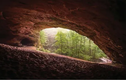  ?? BILLY BOWLING FOR THEWASHING­TONPOST ?? The sand cave in Ewing, Virginia, was formed overmillio­ns of years.