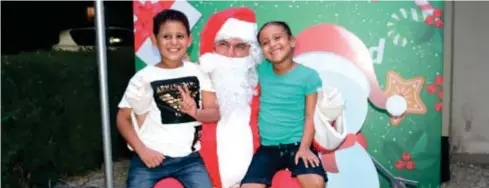  ??  ?? Los niños del residencia­l Ciudad Las Cayenas pudieron fotografia­rse con Santa Claus.