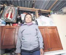  ??  ?? María Bolaños recibió 15 mil pesos del Fonden con lo que levantó un cuarto de 5 x 4 metros, utilizando láminas usadas que compró en un tianguis.