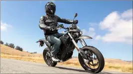  ??  ?? Fine et assez haute, la Zero FXS arbore un look dépouillé, inversemen­t proportion­nel à son efficacité routière : au feu vert, cette moto électrique laisse tout le monde derrière elle !